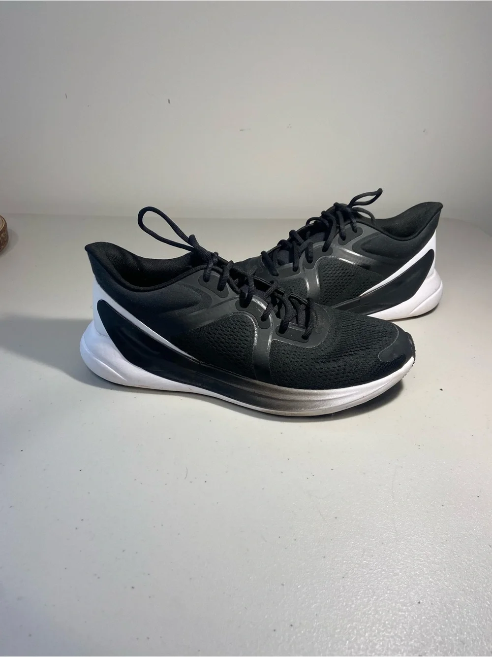 Lululemon Blissfeel Black and White Athletic Women’s Running Shoes SZ 9
